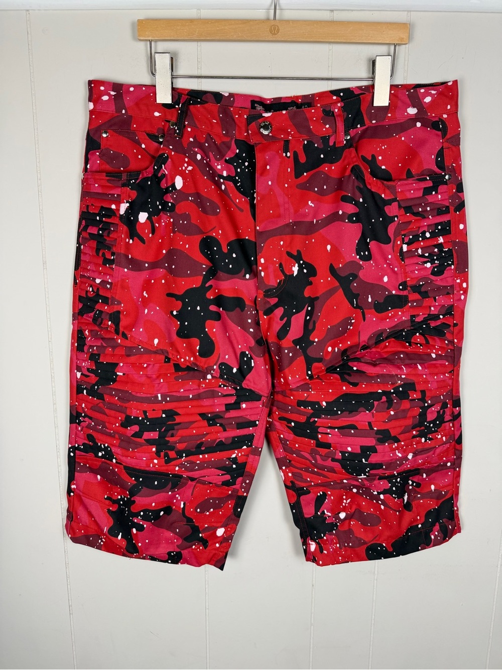 Blac Lacquer Y2K Men's Red Camo Cargo Shorts Size 40 Streetwear Utility Tech